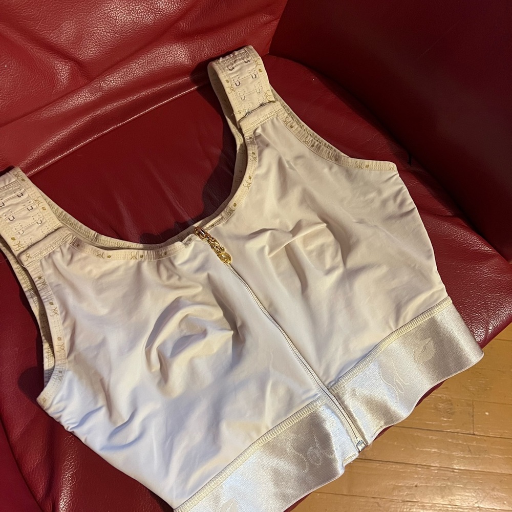 Brazier moldeador Silueta de Sirena invisible con zipper, color beige, size M.